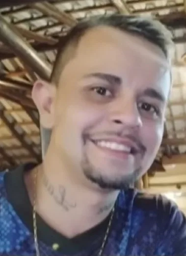 Adolescente de 15 anos mata vizinho com mais de 30 facadas após boato de namoro nas redes sociais