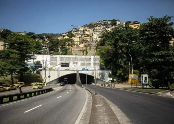 Justiça impõe 90 anos de prisão a PMs por chacina em comunidade do Rio