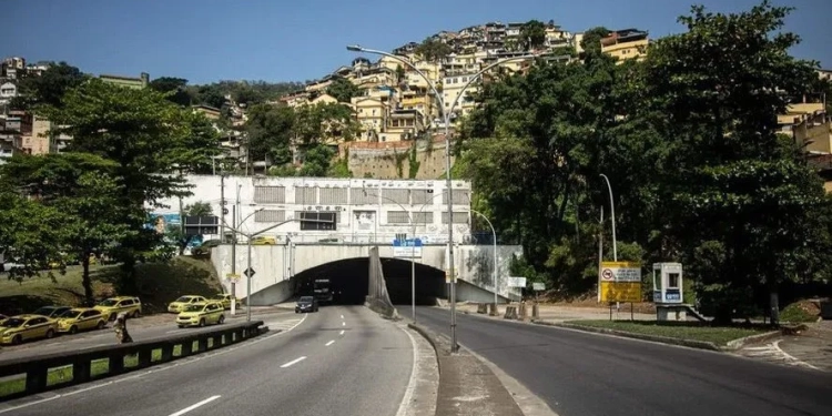 Justiça impõe 90 anos de prisão a PMs por chacina em comunidade do Rio