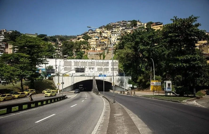 Justiça impõe 90 anos de prisão a PMs por chacina em comunidade do Rio