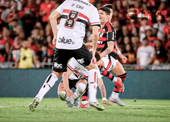 (IMAGENS FORTES) Ayrton Lucas sofre grave ferimento na canela e deixa o campo chorando após dividida em Flamengo x São Paulo