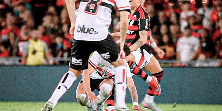 (IMAGENS FORTES) Ayrton Lucas sofre grave ferimento na canela e deixa o campo chorando após dividida em Flamengo x São Paulo