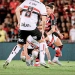 (IMAGENS FORTES) Ayrton Lucas sofre grave ferimento na canela e deixa o campo chorando após dividida em Flamengo x São Paulo