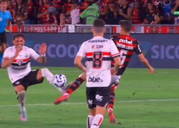 ( atualização) Ayrton Lucas sofre grave corte na perna e vira desfalque por tempo indeterminado no Flamengo