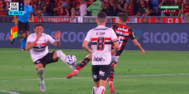( atualização) Ayrton Lucas sofre grave corte na perna e vira desfalque por tempo indeterminado no Flamengo