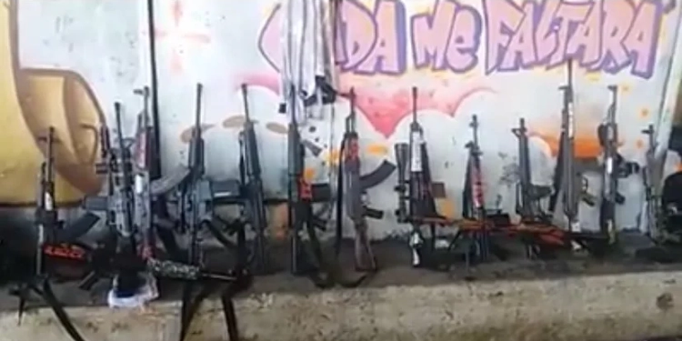Urgente!! Uma comunidade do Comando Vermelho teria 1.500 fuzis — sete vezes mais que batalhão da PM