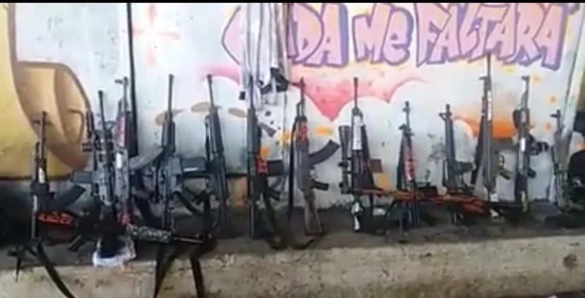 Urgente!! Uma comunidade do Comando Vermelho teria 1.500 fuzis — sete vezes mais que batalhão da PM
