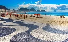 Polêmica no Rio: Posto 6 de Copacabana anuncia taxa de 50% para turistas dos EUA