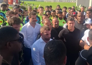 VOU DAR MINHA VIDA PELO VASCO!” – Disse Diniz parq  a torcida organizada em protesto no CT