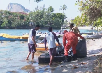 ( Foto) Remadores do Botafogo encontram cadáver boiando na Lagoa Rodrigo de Freitas