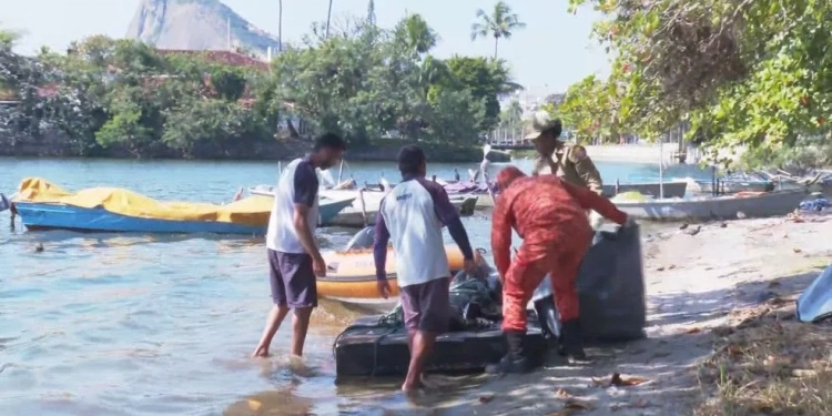 ( Foto) Remadores do Botafogo encontram cadáver boiando na Lagoa Rodrigo de Freitas