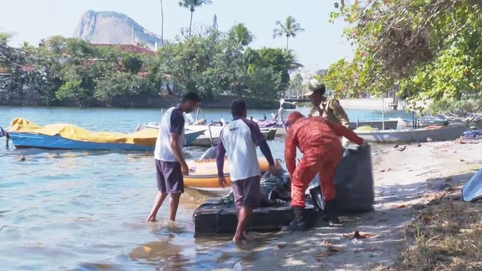 ( Foto) Remadores do Botafogo encontram cadáver boiando na Lagoa Rodrigo de Freitas