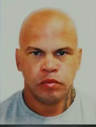 Policial suspeito de envolvimento em atentado contra bicheiro se entrega em delegacia