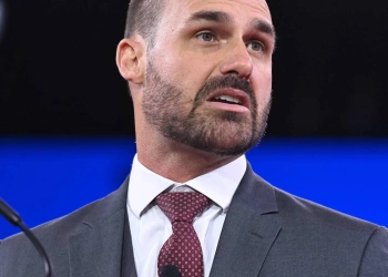 Eduardo Bolsonaro Ataca Tarcísio e Ratinho Jr.: “Ignoram a Carta de Trump e Traem Bolsonaro