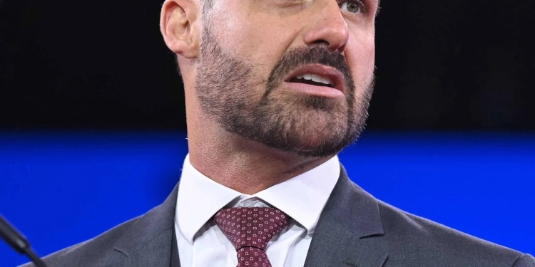 Eduardo Bolsonaro Ataca Tarcísio e Ratinho Jr.: “Ignoram a Carta de Trump e Traem Bolsonaro