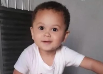 ( IMAGENS FORTES) BEBÊ DE 1 ANO E 9 MESES MORRE ATROPELADO POR CARRO EM ALTA VELOCIDADE