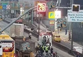 ACIDENTE NA AVENIDA BRASIL CAUSA LENTIDÃO NO TRÂNSITO NESTA QUINTA-FEIRA (24)