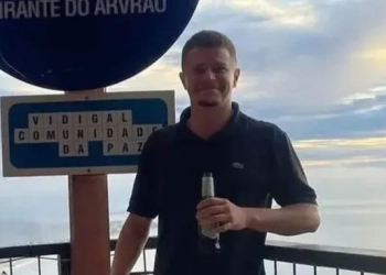 ( IMAGENS FORTES) JOVEM DE 26 ANOS MORTO A TIROS DE FUZIL NO RIO