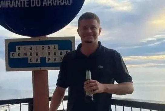 ( IMAGENS FORTES) JOVEM DE 26 ANOS MORTO A TIROS DE FUZIL NO RIO