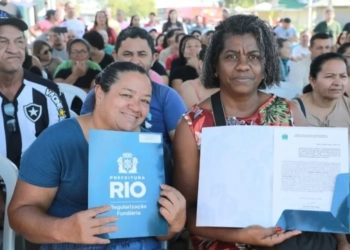 Prefeitura do Rio entrega 140 títulos de moradia na comunidade do Piraquê, em Guaratiba