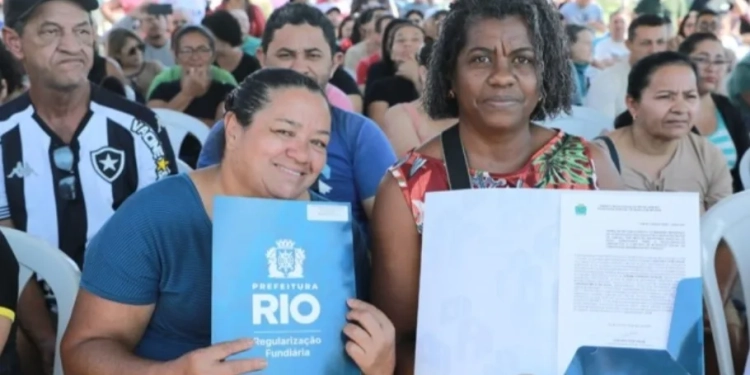 Prefeitura do Rio entrega 140 títulos de moradia na comunidade do Piraquê, em Guaratiba