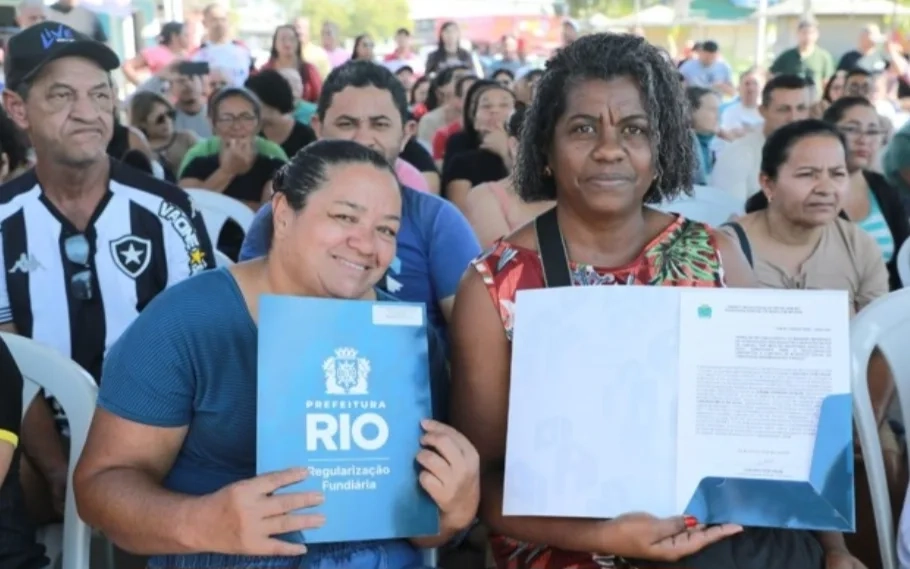 Prefeitura do Rio entrega 140 títulos de moradia na comunidade do Piraquê, em Guaratiba