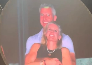 TRAIÇÃO AO VIVO? ( Video) Suposto caso extraconjugal de CEO é flagrado em show do Coldplay e viraliza nas redes