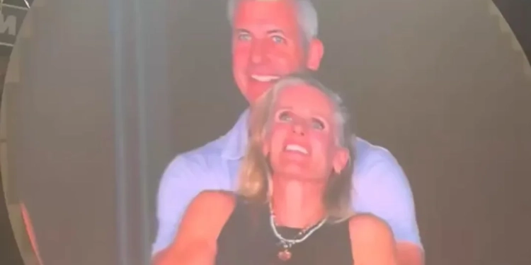 TRAIÇÃO AO VIVO? ( Video) Suposto caso extraconjugal de CEO é flagrado em show do Coldplay e viraliza nas redes