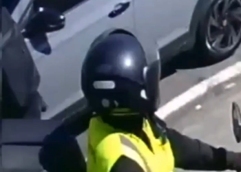 ( Video) Assaltantes roubam um carro em plena luz do dia em bairro na Zona Oeste