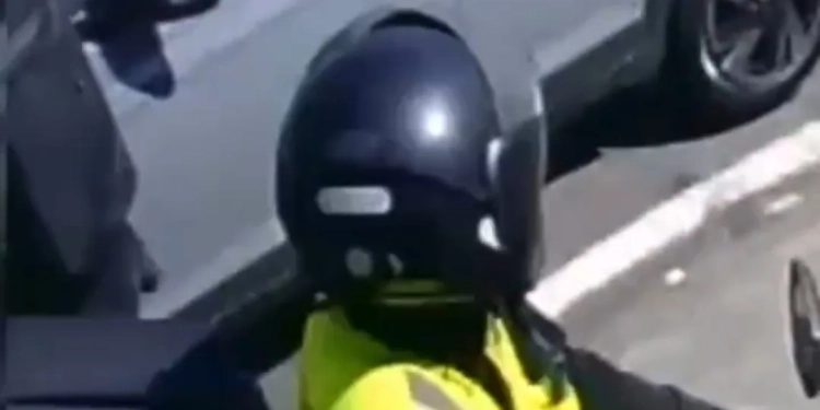 ( Video) Assaltantes roubam um carro em plena luz do dia em bairro na Zona Oeste