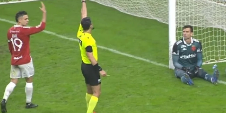 Revolta Cruzmaltina: Vasco exige afastamento imediato de árbitro após polêmica contra o Internacional