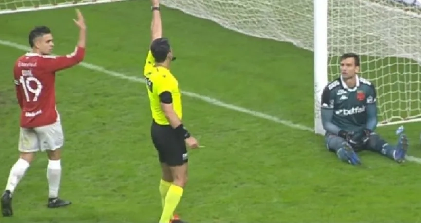 Revolta Cruzmaltina: Vasco exige afastamento imediato de árbitro após polêmica contra o Internacional