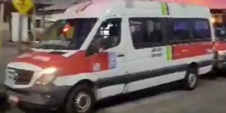 Motorista de van é baleado após briga de trânsito em Santa Cruz; colegas fazem protesto na Av. Cesário de Melo