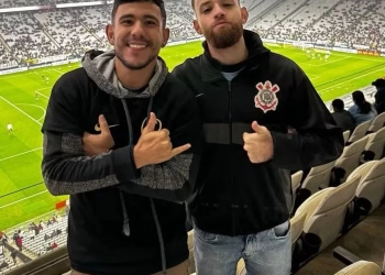 Casal gay corinthiano é ameaçado de morte em estádio de futebol e o pior acontece!
