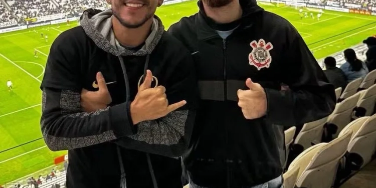Casal gay corinthiano é ameaçado de morte em estádio de futebol e o pior acontece!