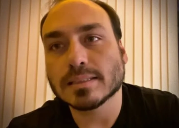 URGENTE: Carlos Bolsonaro Passa Mal Após Prisão Domiciliar do Pai e É Internado no Rio