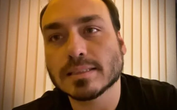 URGENTE: Carlos Bolsonaro Passa Mal Após Prisão Domiciliar do Pai e É Internado no Rio