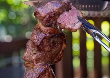Churrascaria é flagrada com produtos vencidos e gerente acaba preso