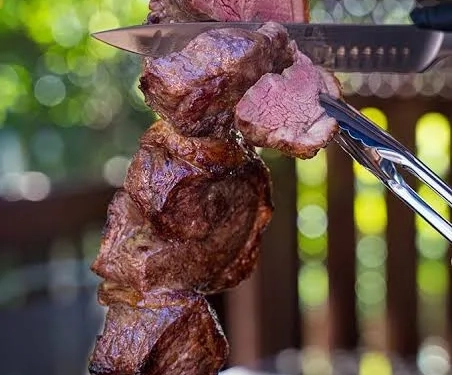 Churrascaria é flagrada com produtos vencidos e gerente acaba preso