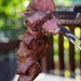 Churrascaria é flagrada com produtos vencidos e gerente acaba preso