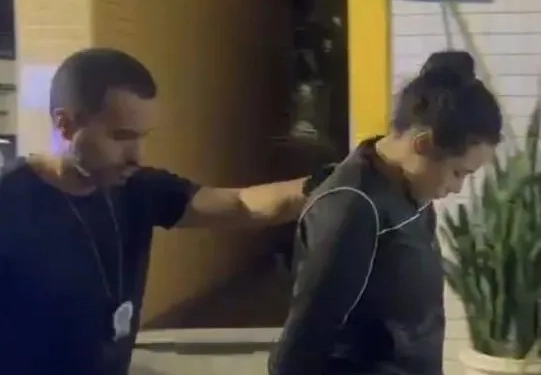 Tragédia na Zona Oeste!! Mãe é presa após deixar filhos sozinhos para ir a baile funk; bebê morre sufocado