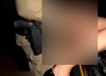 SEM CORTES!!! POLICIAL MILITAR FAZ SEXO NO CAPÔ DA VIATURA E IMAGENS CAEM NAS REDES