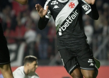 Rayan entra para a elite: atacante do Vasco é eleito o 18º melhor jogador sub-20 do mundo