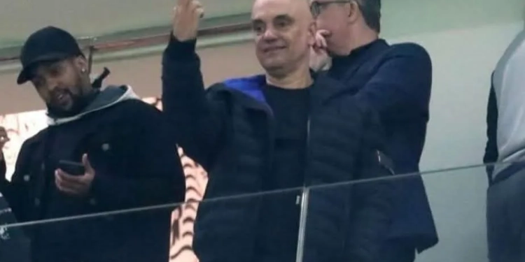 Fotógrafo que registrou gesto obsceno de Alexandre de Moraes é demitido de jornal