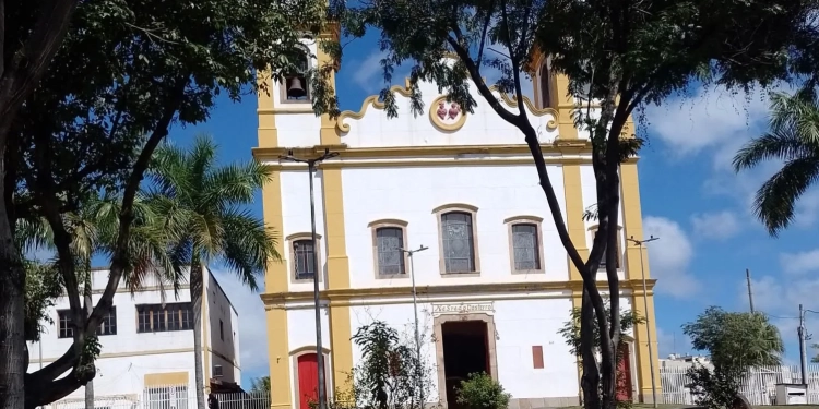 Homem é preso após invadir igreja armado com foice durante missa em Campo Grande