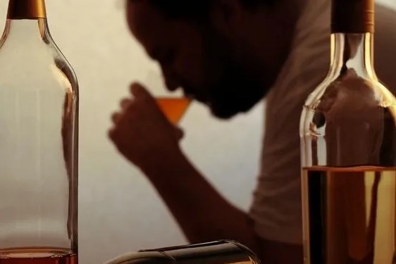 Alcoolismo Grave Garante Benefício de R$ 1.518 no INSS — Veja Como Acessar”