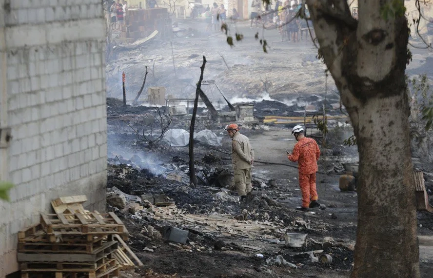 INCÊNDIO MATA TRÊS IDOSOS EM COMUNIDADE NO RIO!!