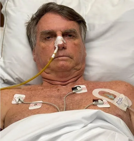 Carlos Bolsonaro levanta suspeita de que Jair Bolsonaro pode estar com câncer