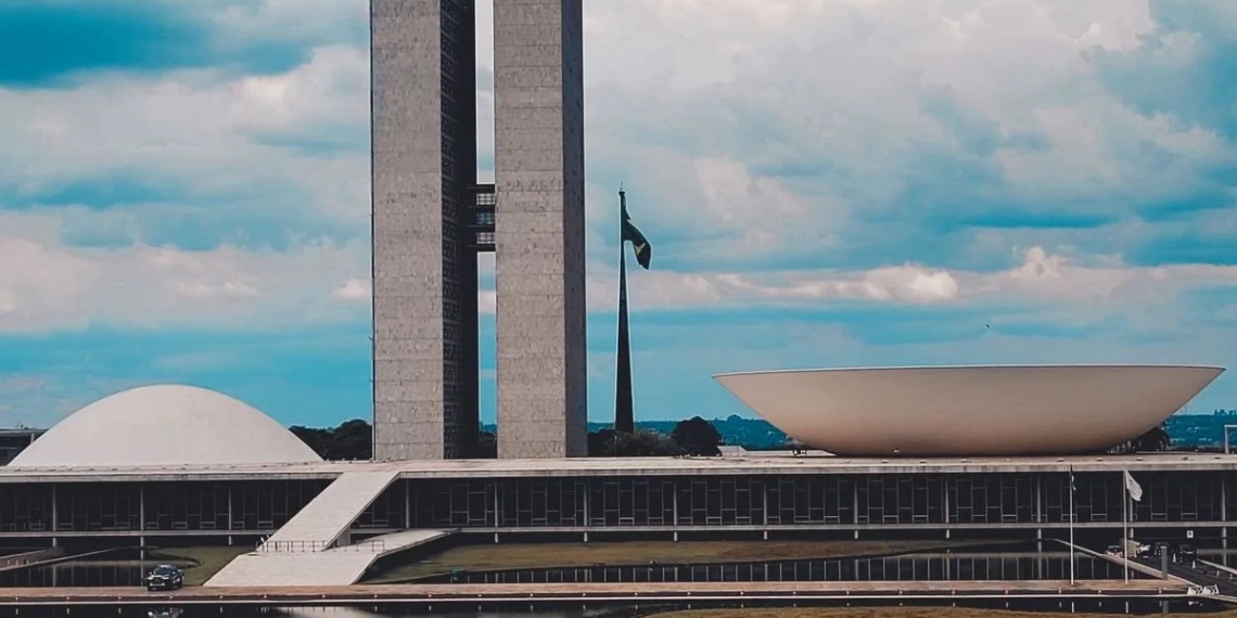 Câmara aprova projeto que blinda deputados de investigações judiciais e gera polêmica nacional