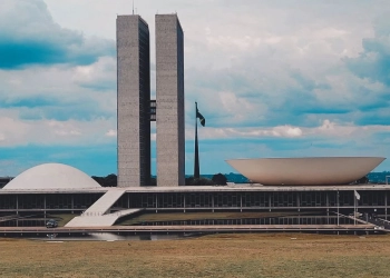 Câmara aprova projeto que blinda deputados de investigações judiciais e gera polêmica nacional